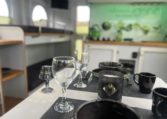 بوتيل Hausboot Rollyboot *