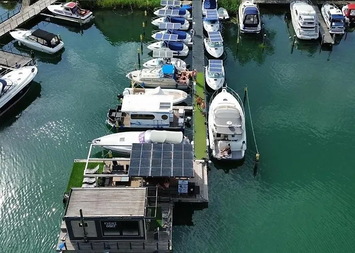 بوتيل Hausboot Rollyboot