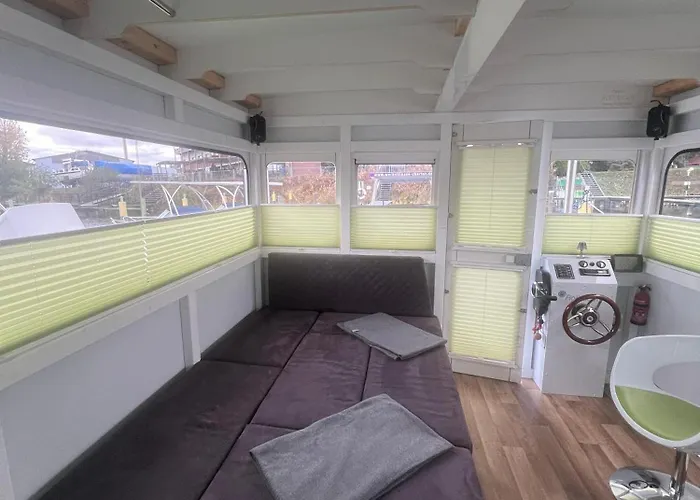 بوتيل Hausboot Rollyboot *